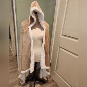 NWT Socialite Faux Sherpa Hooded Throw